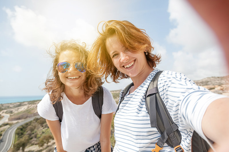 Pflegende Angehörige in entspannter Stimmung im Urlaub dank Verhinderungspflege und Pflegegeld.